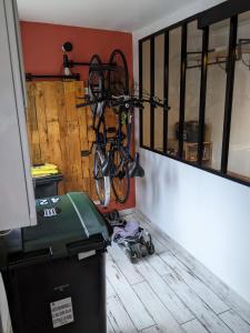 a bike hanging on a wall in a room at Agréable maison de ville rénovée à Rouen in Sotteville-lès-Rouen