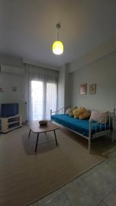 1 dormitorio con 1 cama y 1 mesa en una habitación en TasoulaSHome en Komotini