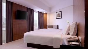TV a/nebo společenská místnost v ubytování Hotel Santika Premiere Semarang