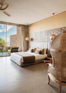 um quarto com uma cama grande e uma cadeira em Bavaro Beach Dakhla em Dakhla