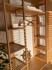 een houten plank met een klok in een kamer bij Design-Apartment in Langenbach