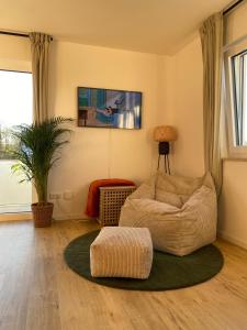 een woonkamer met een bank en een stoel bij Design-Apartment in Langenbach