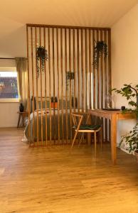 een kamer met een bed, een tafel en een bureau bij Design-Apartment in Langenbach