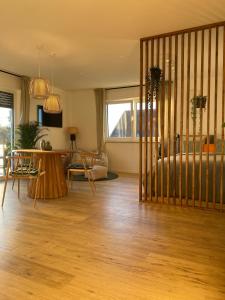 een woonkamer met een bank en een tafel bij Design-Apartment in Langenbach