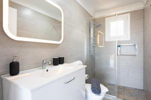 un bagno con lavandino e doccia di EK Teide Finca el Milagro a La Orotava