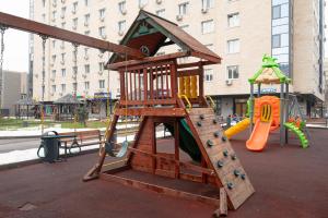 um parque infantil com um escorrega e uma estrutura de jogos em One Bedroom Apartment Next To Arbat In The Heart of Almaty em Almaty