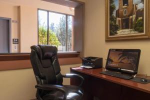 ein Büro mit einem Schreibtisch mit einem Computer und einem Stuhl in der Unterkunft The Lodge at Santa Fe in Santa Fe