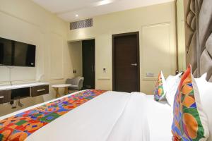 Postel nebo postele na pokoji v ubytování FabHotel Prime K9 Crown