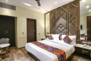 Postel nebo postele na pokoji v ubytování FabHotel Prime K9 Crown