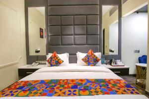 Postel nebo postele na pokoji v ubytování FabHotel Prime K9 Crown