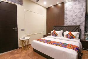 Postel nebo postele na pokoji v ubytování FabHotel Prime K9 Crown
