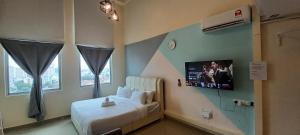 Televízia a/alebo spoločenská miestnosť v ubytovaní Grand Suite @ The CEO Penang