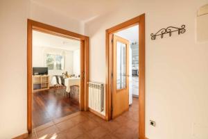 un corridoio con porta che conduce a un soggiorno di Vivienda Vacacional El Henar a Nueva