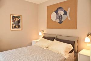 een slaapkamer met een bed en een foto van een vis bij Tessa's holiday in Massa Lubrense