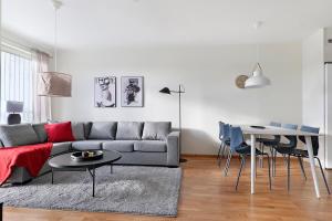 - un salon avec un canapé et une table dans l'établissement Guestly Homes - 3BR Corporate Comfort, à Boden