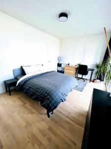 1 dormitorio con cama y escritorio en Éclat Bruxellois - Modernité & Vue - Proche Atomium! en Bruselas