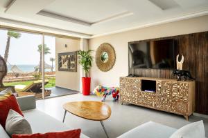 - un salon avec une télévision et un canapé dans l'établissement Bavaro Beach Dakhla, à Dakhla
