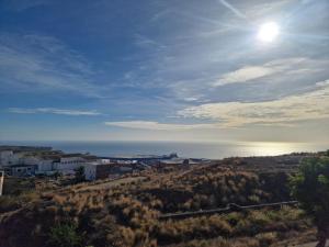 - une vue sur l'océan depuis une colline avec des condos dans l'établissement Ático Micaela. Terraza y vistas, à Santa Cruz de Tenerife