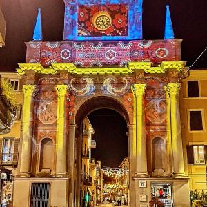 un bâtiment avec une tour d'horloge en haut dans l'établissement Apartment Benjamin, à Chieri