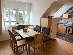 cocina y comedor con mesa y sillas en Ruhige 3-Zimmer-Wohnung am Stadtrand mit Bergblick, en Salzburgo