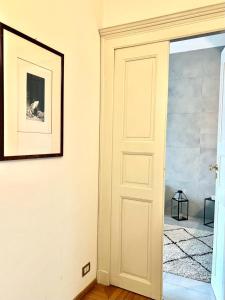 アスティにあるComeCasa Alfieri Elegant Apartmentの壁画付きの部屋