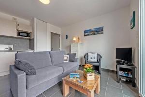 een woonkamer met een bank en een salontafel bij résidence korejou plages in Plouguerneau