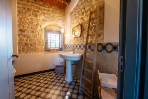 莫迪卡ISULATRAVEL - Villa Torre Molino with HEATED POOL的浴室里有洗手池和镜子 更多38张照片
