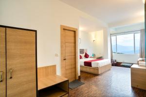 um quarto com uma cama e uma porta de correr em Hotel Blue Poppy em Gangtok