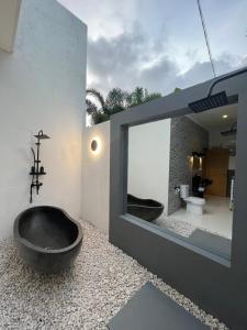烏干桑的住宿－SUNNYRENT. Guest villa Dreamland，一间带两个盥洗盆和大镜子的浴室