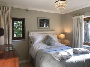 a bedroom with a bed with towels on it at Rural house 2BR 4 person 20 min f/beach, Rolvenden in Rolvenden