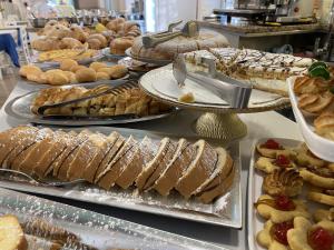 um buffet cheio de muitos tipos diferentes de pastelarias em Hotel Nanni Garnì em Rimini