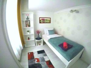 een kleine slaapkamer met een klein bed in een kamer bij Marion's Apartment in the city center in Boedapest