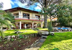 une maison avec un balcon et une cour dans l'établissement Villa degli Ulivi, à Massa Marittima