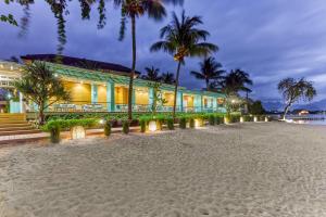 un edificio en la playa por la noche en InterContinental Mauritius Resort Balaclava Fort, an IHG Hotel, en Balaclava