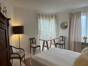 1 dormitorio con 1 cama, mesa y sillas en Privatzimmer 15 qm, en Múnich