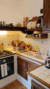 cocina con fregadero y fogones en Tre Gigli Firenze BB, 5 minutes from station, via Palazzuolo 55, en Florencia