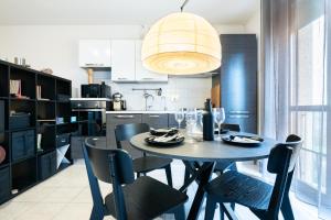 a dining room with a table and chairs in a kitchen at Relax e Comfort in Zona Strategica per Visitare Pisa e Toscana in Pisa