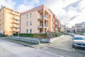 an apartment building with a car parked in front of it at Relax e Comfort in Zona Strategica per Visitare Pisa e Toscana in Pisa