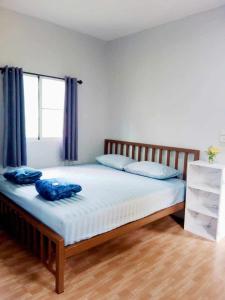 family resort في كو فايام: غرفة نوم عليها سرير ومخدات زرقاء
