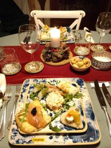 une table avec une plaque de nourriture dans l'établissement B&B Luxury Villa Olimpia Home Restaurant, à Selva di Fasano