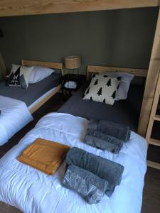 Łóżko lub łóżka w pokoju w obiekcie Lodge Loupau Maga