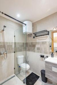 y baño con aseo y ducha acristalada. en RA 35 by Majestic Properties, en Marrakech