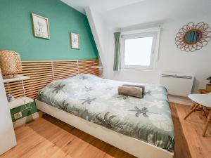 Schlafzimmer mit einem Bett mit grünen Wänden und einem Fenster in der Unterkunft Le Saint Vincent - 4/6P - 300m de la plage in Le Havre