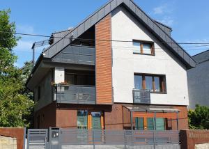 una casa con un ampio balcone sul lato di Apartament Natural ASD Studio a Wieliczka