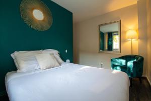 una camera con un letto bianco e una parete verde di Suite Madison a Villeurbanne