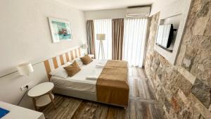 ein Hotelzimmer mit einem Bett in einem Zimmer in der Unterkunft Hotel Castellastva in Petrovac na Moru