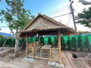 een prieel met 2 stoelen en een tafel bij Piyaporn Guesthouse in Khon Kaen