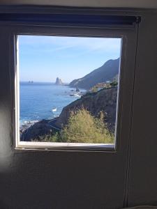 a window in a room with a view of the ocean at Casa lucas in Almáciga
