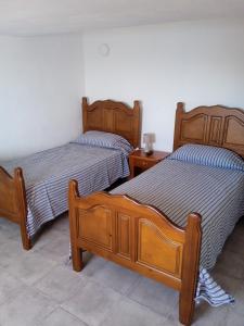 dos camas sentadas una al lado de la otra en una habitación en Casa lucas, en Almáciga