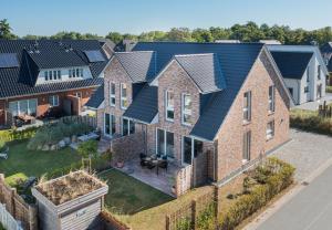 an aerial view of a house with a roof at 36 Grad in Garding